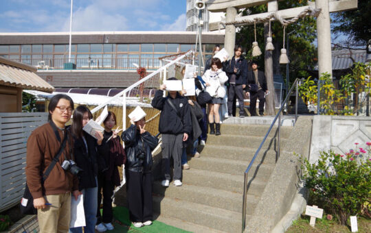 漆山公民館に隣接する弁天神社の前で記念写真を撮りました。漆山地区の氏神です