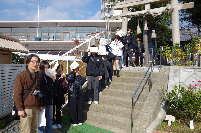 漆山公民館に隣接する弁天神社の前で記念写真を撮りました。漆山地区の氏神です