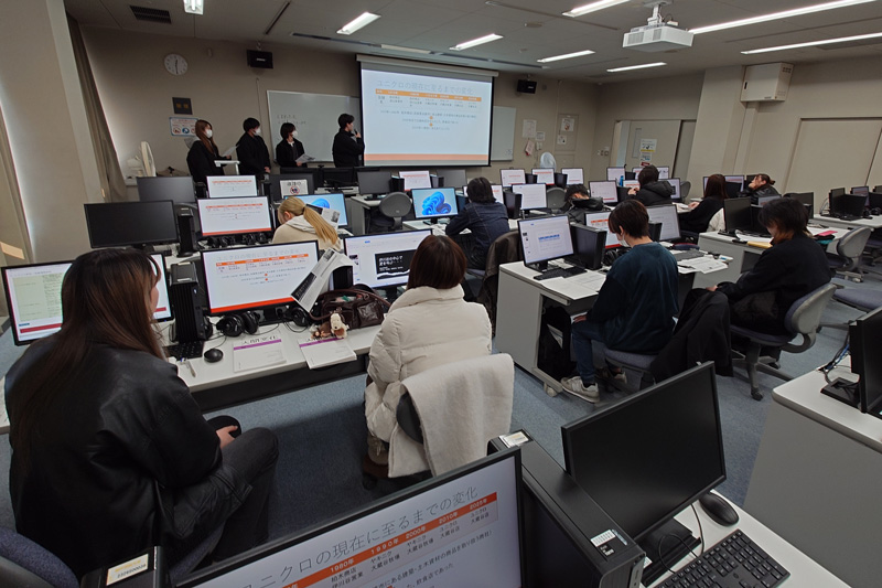 ゼミ発表のようす。ロードサイド型店舗の話題にさしかかっています