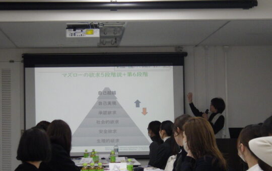 「動機づけ」の講義をする新居田