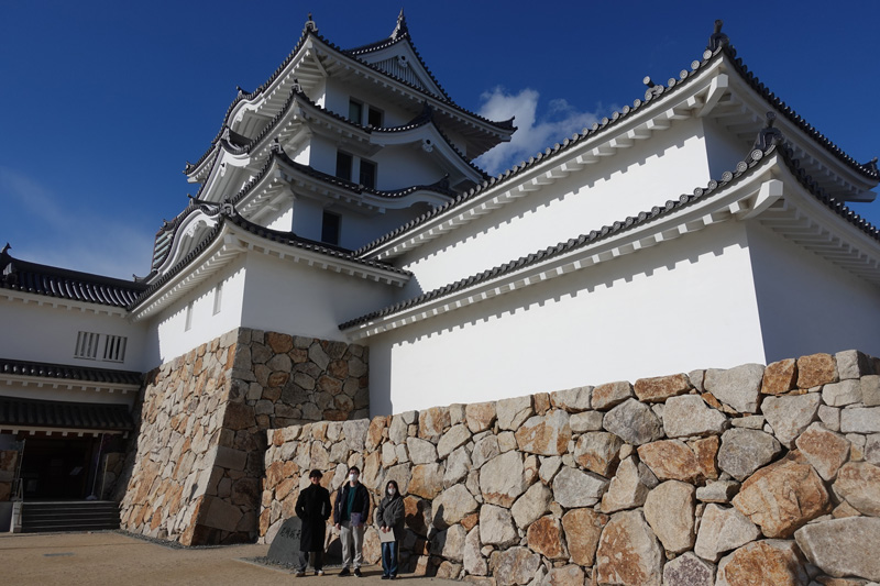 尼崎城前での記念写真。家電量販店創業者によって「再建」されたことを知りました。