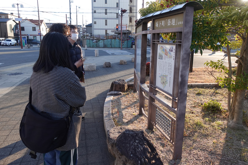 築地町の街角にたてられた、地区の説明看板をじっくり読み込みました。