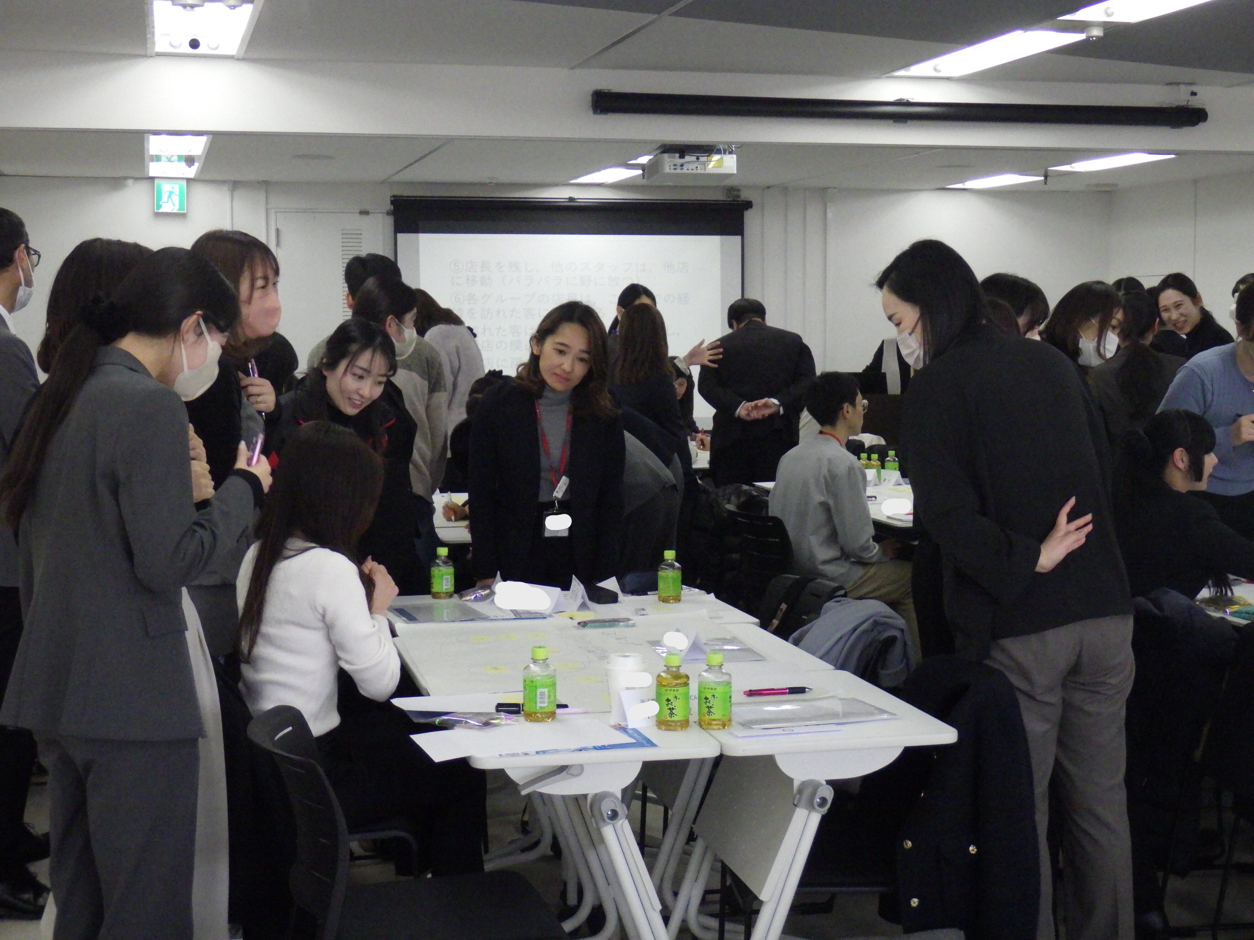 女性社員と交流する学生たち